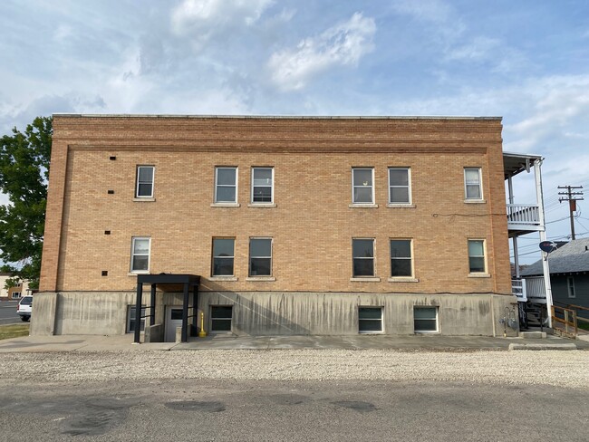 Building Photo - 625 Main St