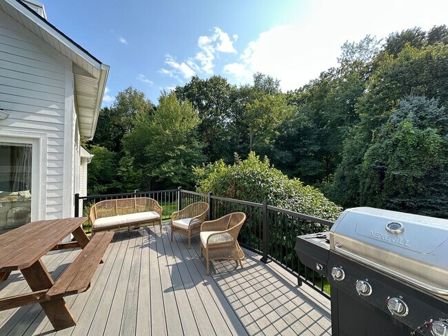 Building Photo - Five Bedroom Home on Almost Two Acres!