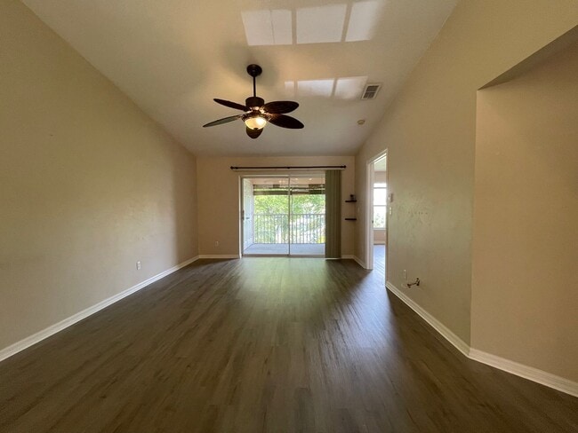 Building Photo - ANNUAL RENTAL - 2ND FLOOR LAKE VIEW 2 BED ...