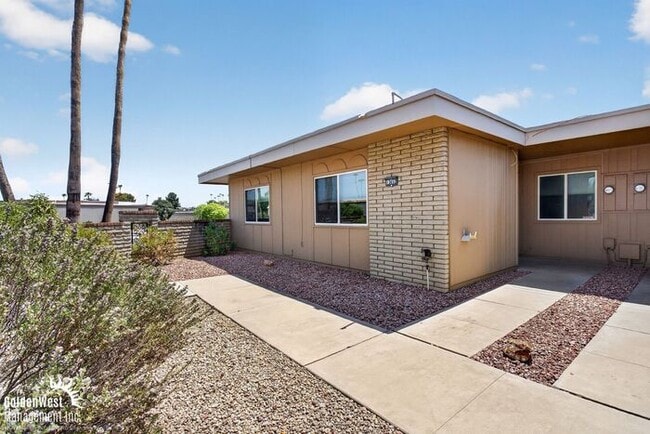Building Photo - Spacious 2Bdm 2Ba Sun City Home with Vaulted Ceilings, Private Covered Patio & Garage - LOCATED I...