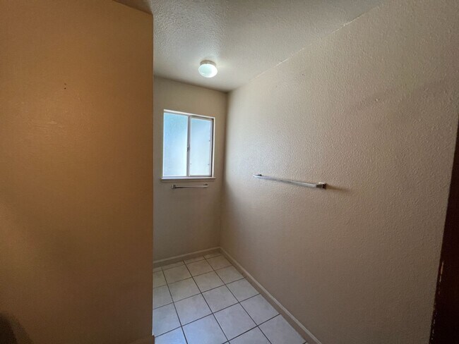 Building Photo - Floyd Ave - Duplex