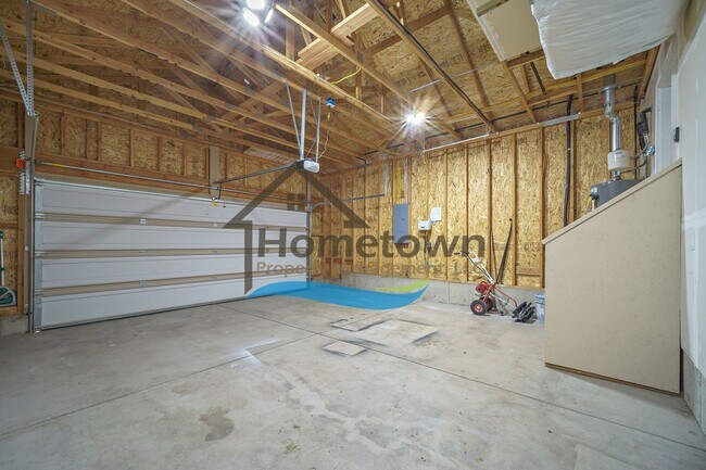Building Photo - 3 Bedroom 2 Bathroom Home with Attached 2 ...