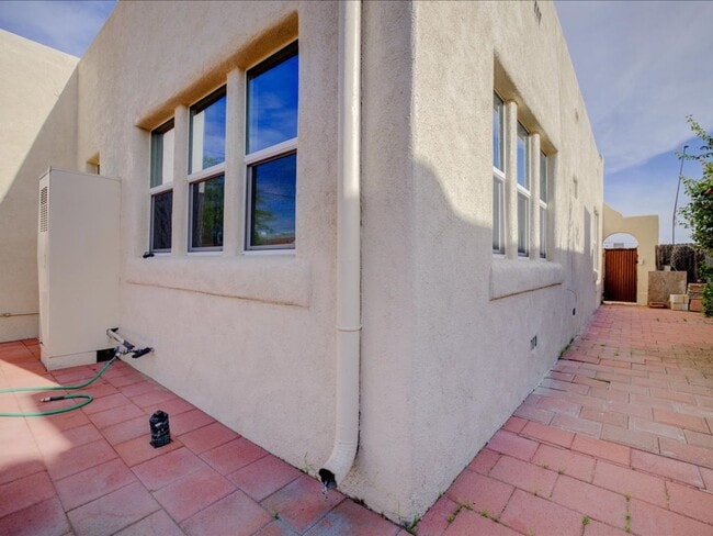 Building Photo - Cozy & Stylish 2-Bedroom Home with Spacious Backyard!  WATER, TRASH AND SEWER INCLUDED!!!!!