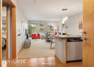 Building Photo - 827 Hiawatha Pl S