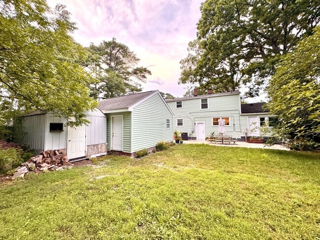 Building Photo - Beautiful 4 bed/3 bath home on large corne...