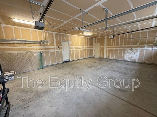 Building Photo - 4911 W Elkhorn Ave