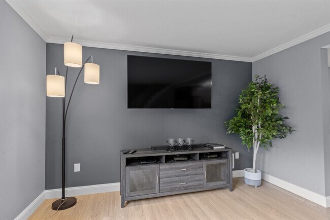 Building Photo - 2 Meadow Ln