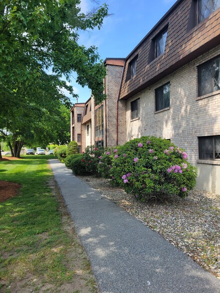 Building Photo - 1 Greenbriar Dr