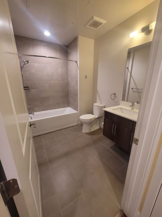 Building Photo - Resort Living in Midtown!!  Pool, Dog walk...