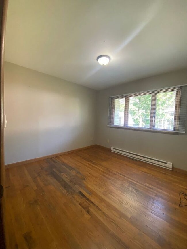Building Photo - $1,600 | 3 Bedroom, 1 Bathroom House | No ...