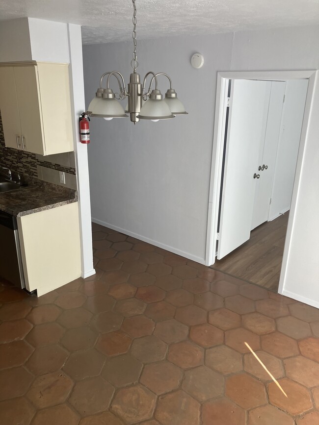 Cozy breakfast room off of the kitchen and master bedroom. - 13559 Red Fern Ln