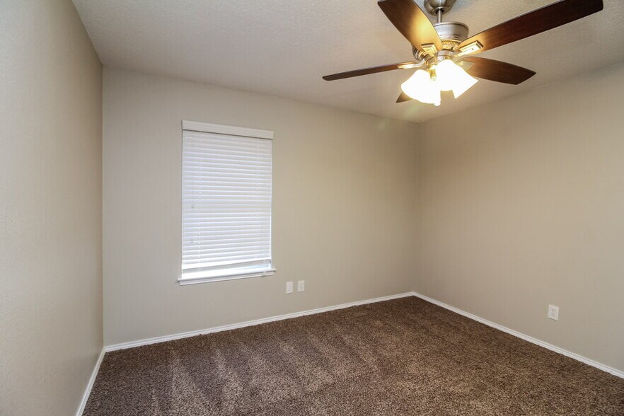 Building Photo - 900 Vicksburg Ln