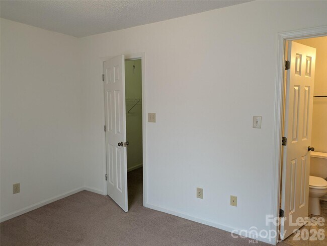 Building Photo - 113 Birdie Ct