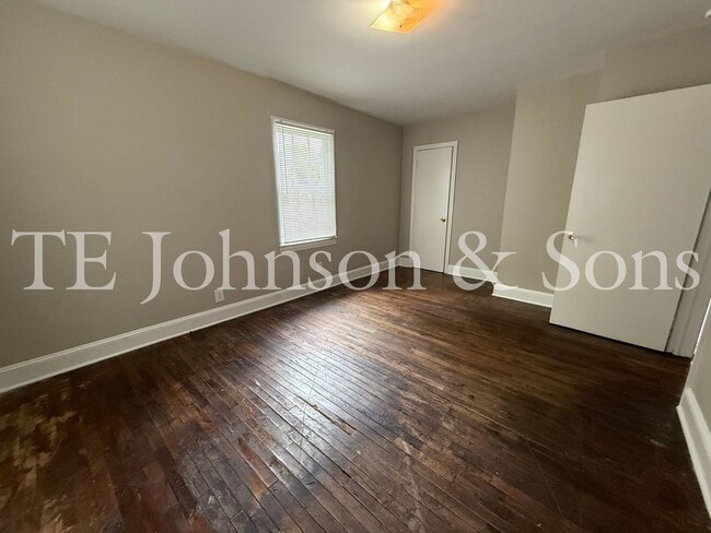 Building Photo - 1 Bedroom Duplex with Classic Charm on E 2...