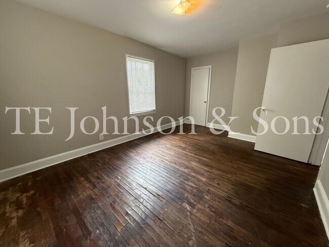 Building Photo - Corner Lot Duplex Situated Near Blum Park.