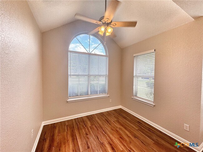 Building Photo - 521 Woodlake Dr