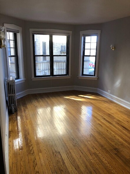 Building Photo - 6364 N Hermitage Ave