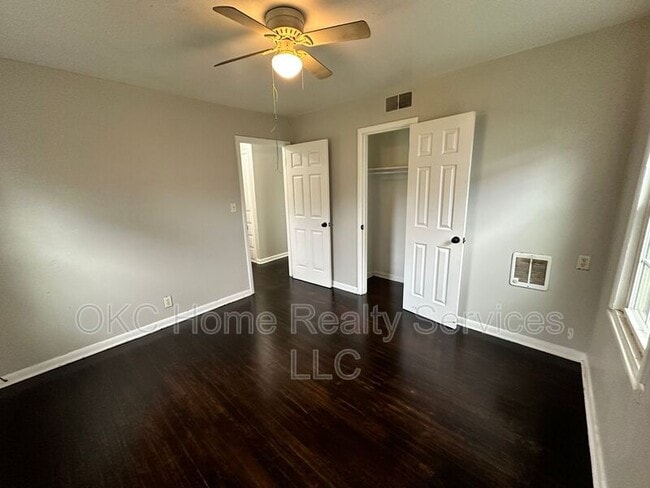 Building Photo - 3117 N Lindsay Ave