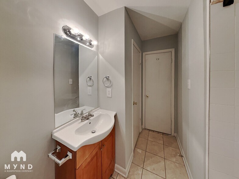 Building Photo - 2731 Carriage Ln