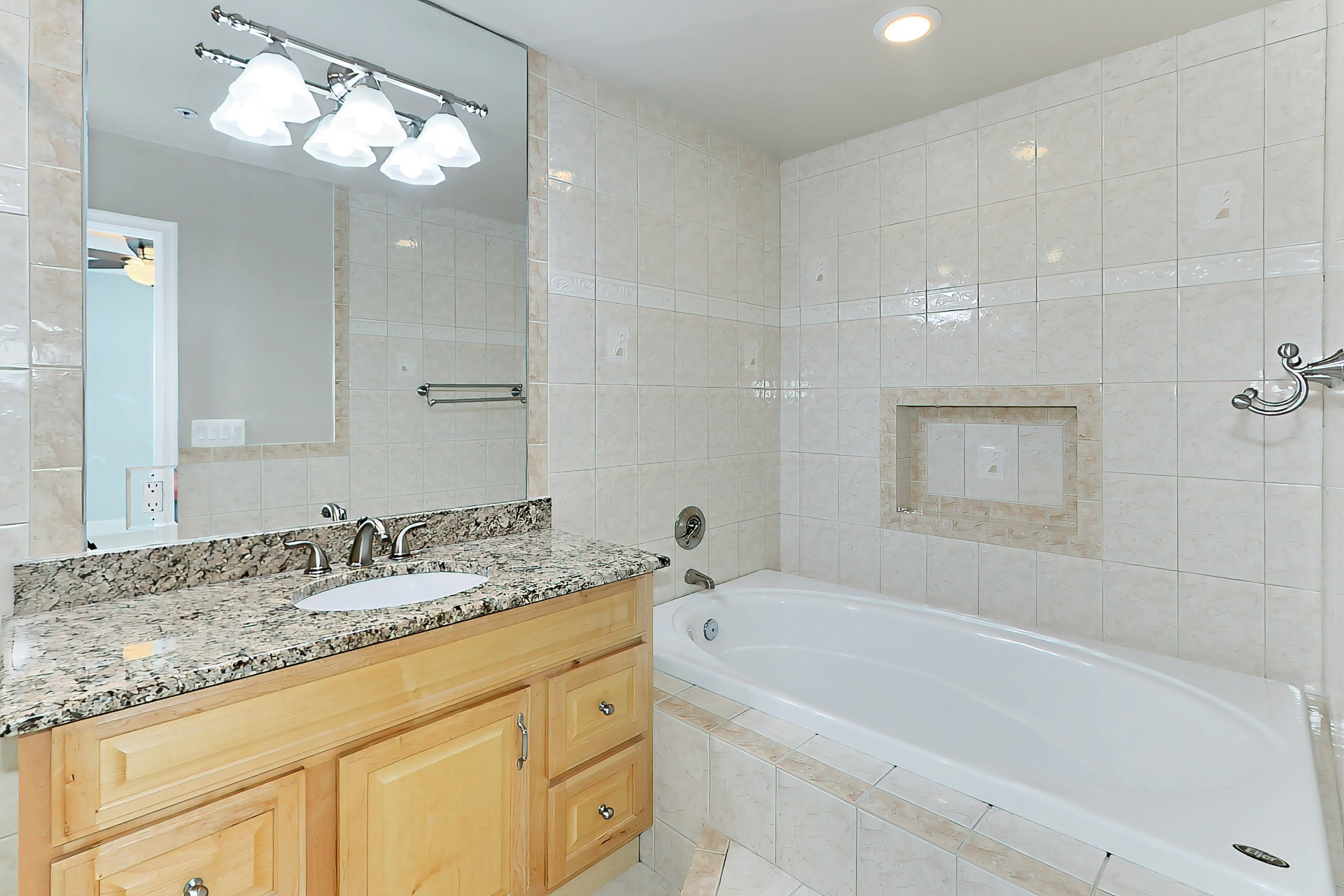 Ensuite Primary Bath - 2022 N Culpeper St