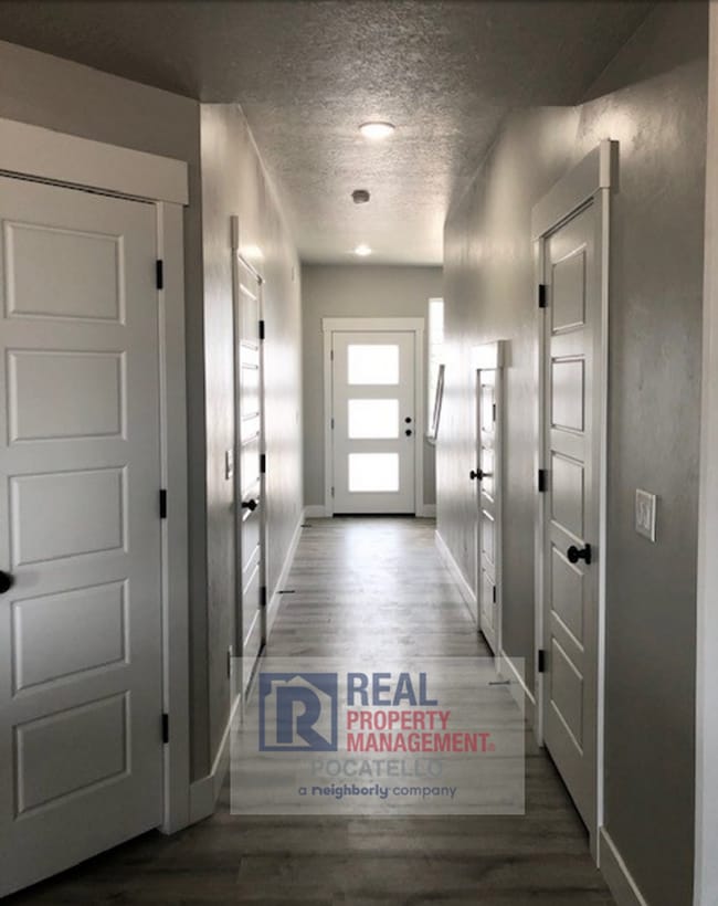 Building Photo - 3 Bedroom 2.5 Bath Townhome - 1 Car Garage