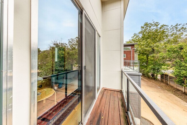 Building Photo - Gorgeous Fully Furnished Home in Brentwood...