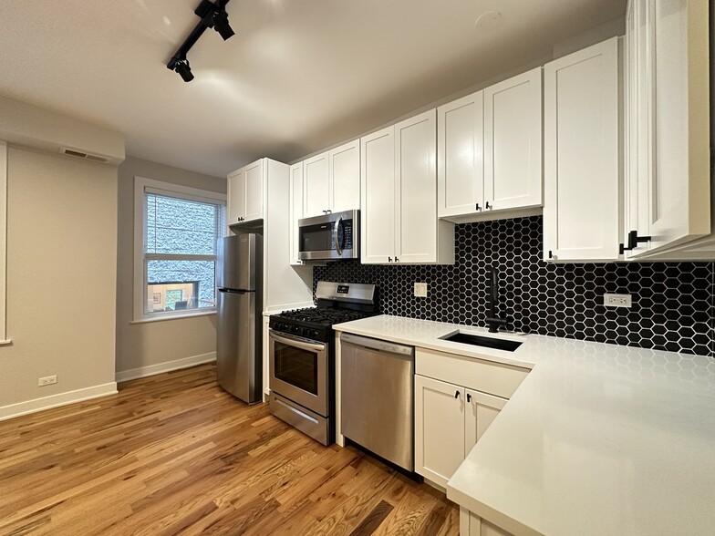Building Photo - 643 W Wrightwood Ave