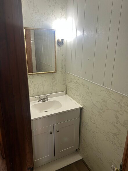 Building Photo - 415 E Frye Ave