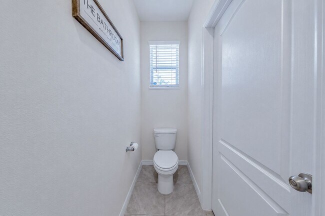 Building Photo - Like-New End-Unit 3 Bedroom Townhome