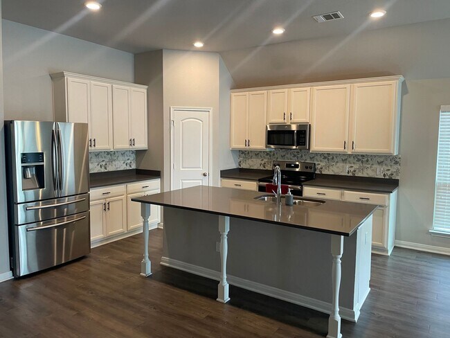 Building Photo - 4 BEDROOM NEAR STILLHOUSE HOLLOW LAKE