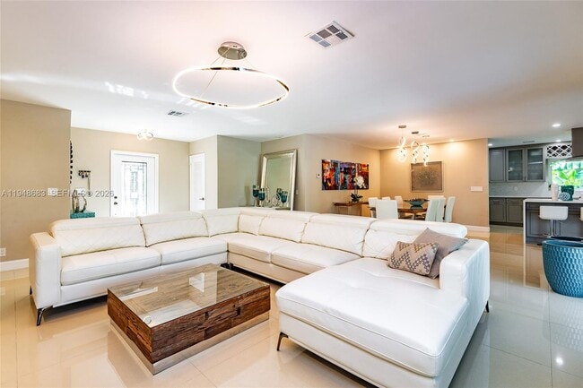 Building Photo - 709 Elm Tree Ln