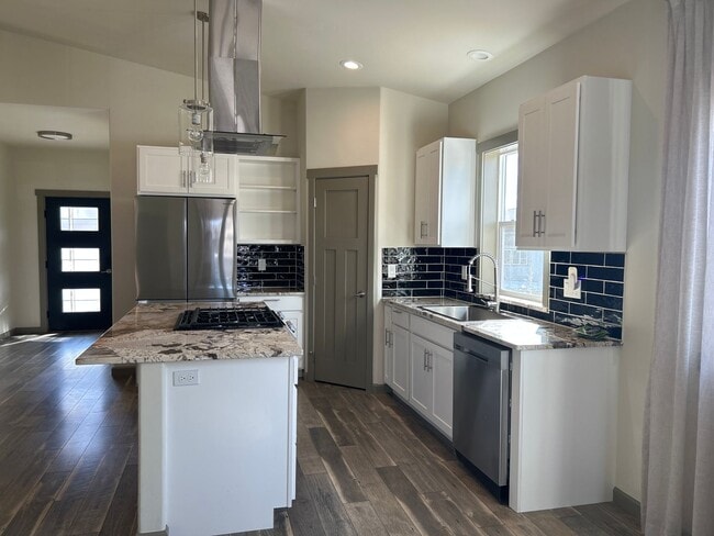 Building Photo - 1062 SE Balsamroot Ln