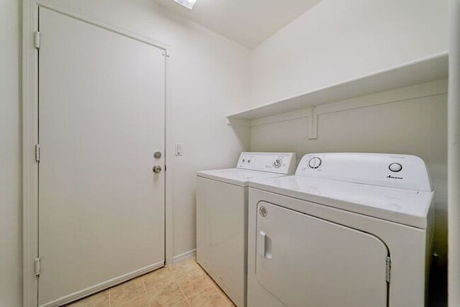 Building Photo - READY TO VIEW NOW! Bright, Open Floorplan w/ Brand New Interior Paint & Carpet!