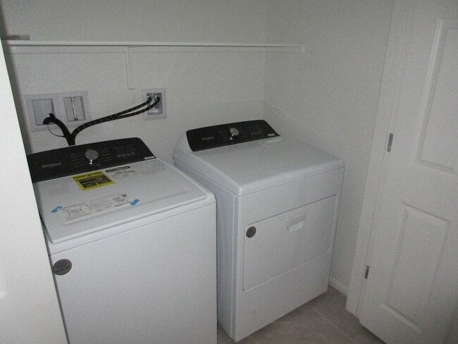 Building Photo - Brand new Beautiful 3bed 2bath townhome