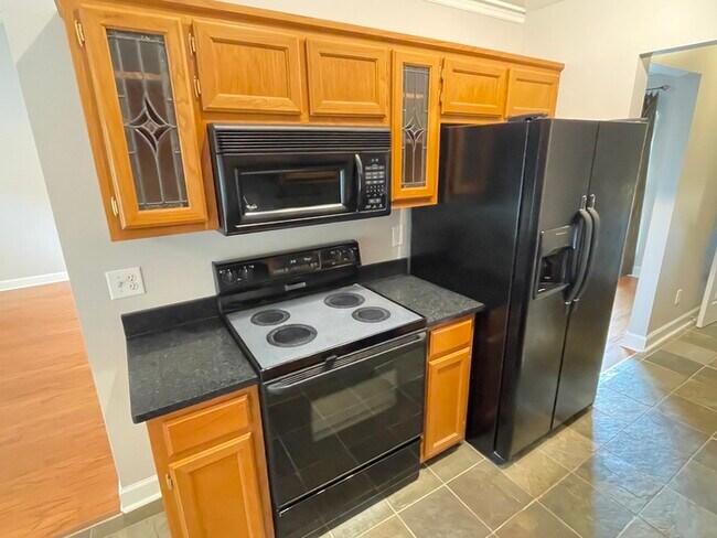 Building Photo - Hickory Hills home with fenced yard and deck!