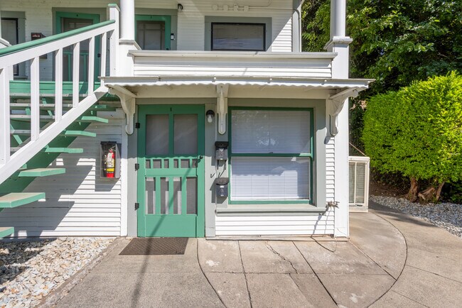 Building Photo - 812 W 1st St