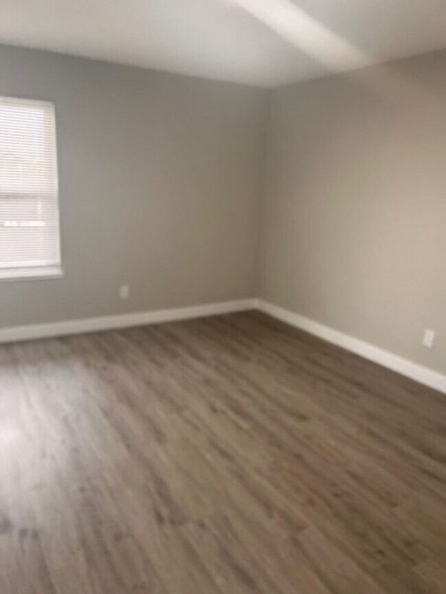 Building Photo - Newly updated 3 Bedroom, 2 Bath Unit