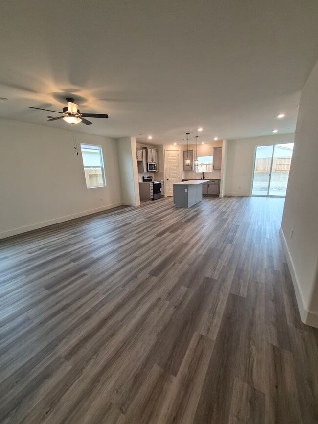 Building Photo - Large 4-Bedroom, 3-Bath Home