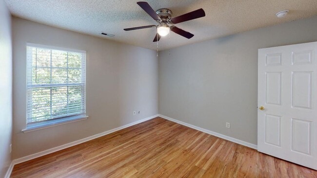 Building Photo - Recently Renovated Single Family Home in t...