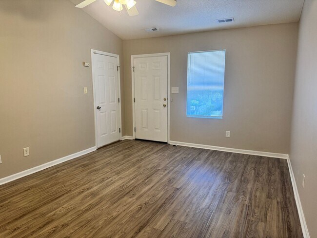 Building Photo - 3236 Ridgewood Pl Dr