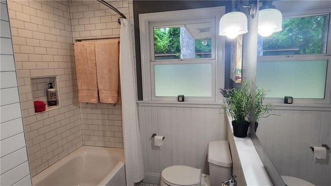 Building Photo - 2132 Clairmont Rd