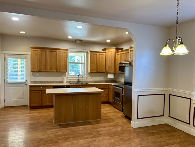 Building Photo - 8353 Grouse Cres Dr