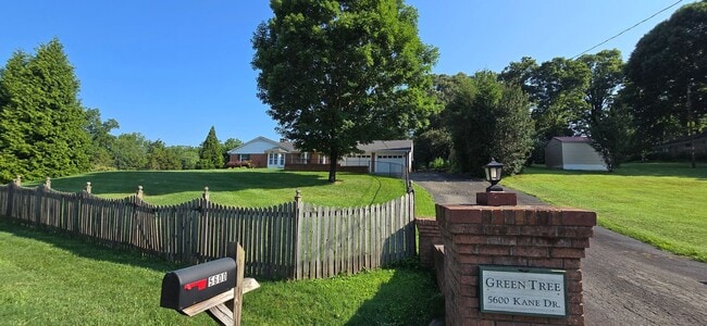Building Photo - Classic Brick Ranch in Pfafftown