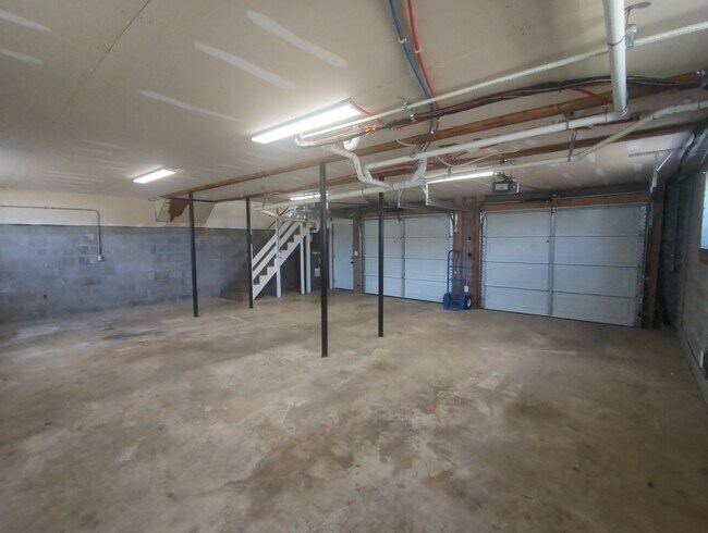 Building Photo - NICE SPACIOUS House in Holly Hills