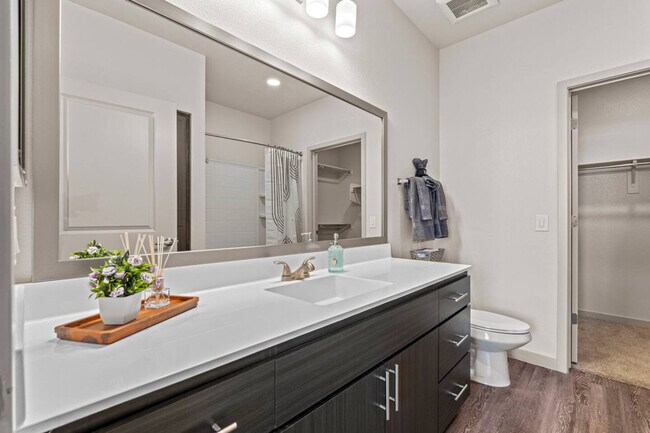 Building Photo - 711 W Broadway Rd