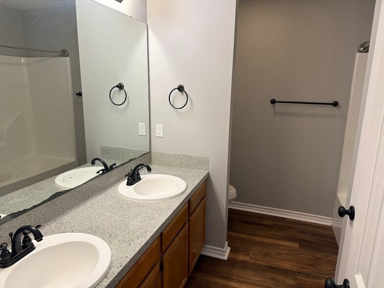 Building Photo - 1802 Sara Dr