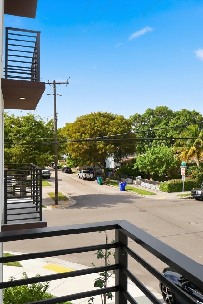 Building Photo - 1376 SW 4th St