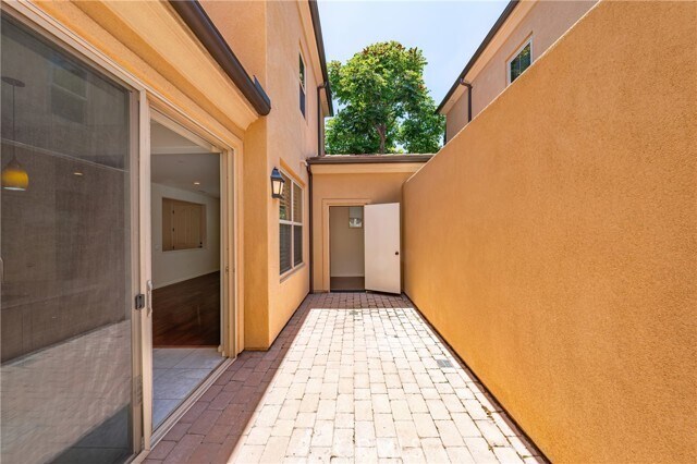 Building Photo - 75 Emerald Clover