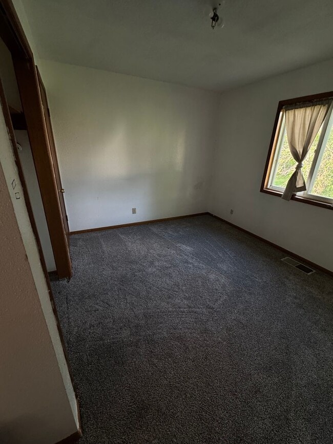 Building Photo - 3 bedroom
