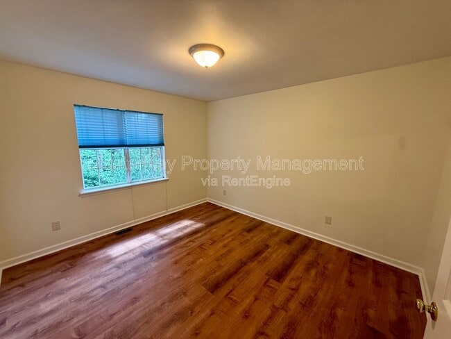 Building Photo - 327 St Thomas Dr
